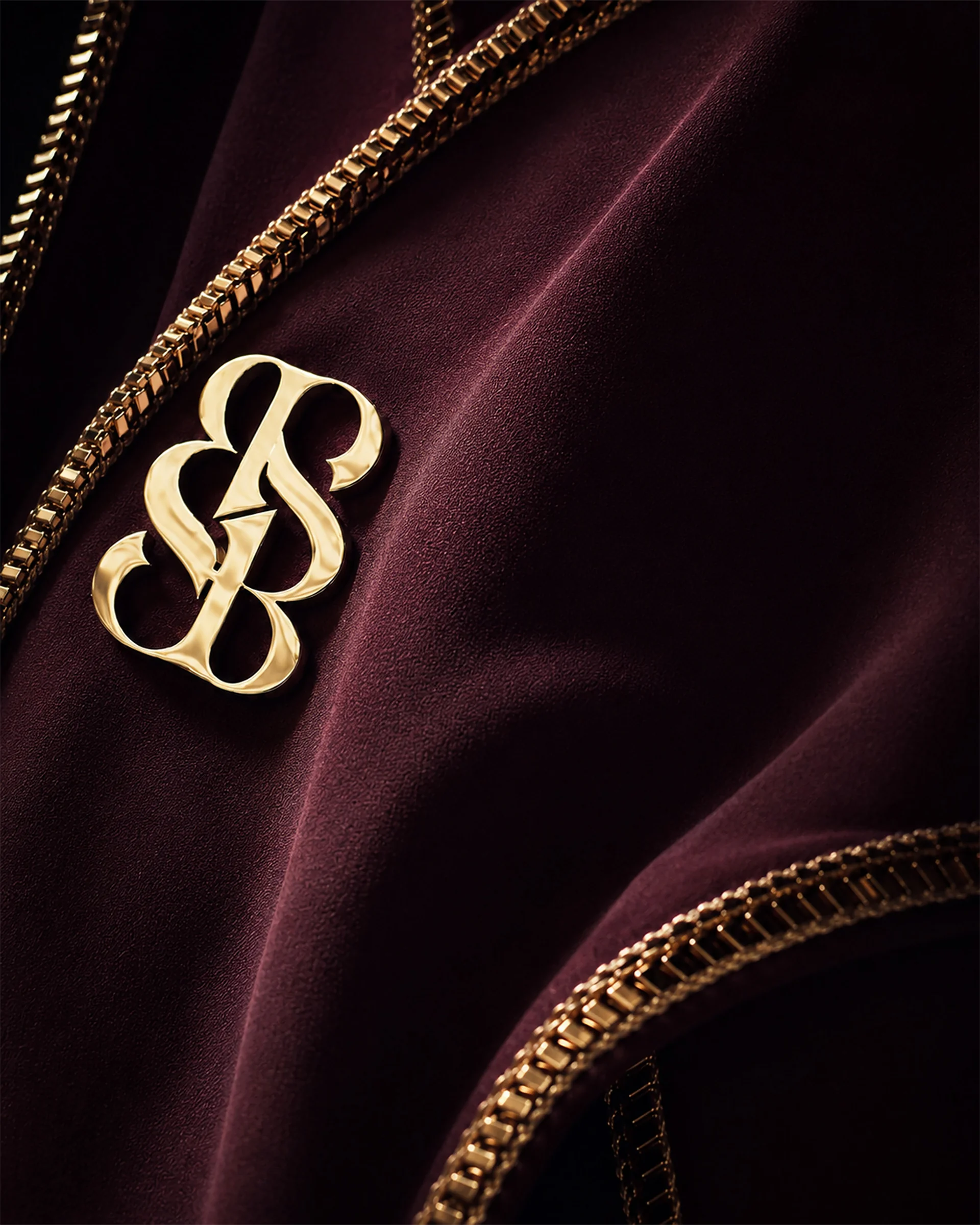 Close-up hiasan Al Talli tenunan tradisional Emirati dan sash statement boleh tanggal pada Bint Saeed Covent Garden Abaya — sulaman warisan budaya tidak ketara UNESCO dengan benang logam, kain crepe kaya, dan pin lambang emas signature Bint Saeed. Apakah Al Talli? Kraf abaya Al Talli mewah direka di Abu Dhabi, UAE untuk UAE, GCC, dan penemuan dunia. Penghantaran seluruh dunia. Bint Saeed Abu Dhabi, Emiriah Arab Bersatu.