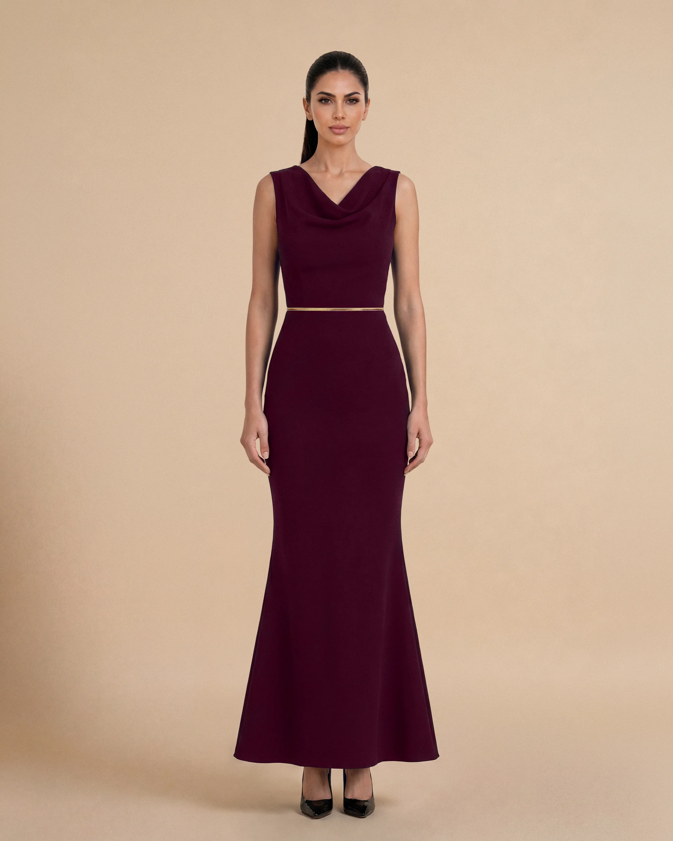 Bint Saeed Hampstead Dress Burgundy, pandangan hadapan. Gaun maxi terjahit dengan garis leher drape anggun, hem flare lembut, dan hiasan Al Talli tenunan signature di pinggang. Gaun maxi krepe premium berlapik penuh dengan garis leher drape anggun, siluet lembut terbentuk, poket sisi tersembunyi, dan hiasan Al Talli tenunan signature di pinggang — warisan Emirati diiktiraf UNESCO, ditafsir semula di Abu Dhabi. Dipakai sendiri atau di bawah abaya. Dihasilkan di Abu Dhabi, UAE. Penghantaran seluruh dunia. Bint Saeed Abu Dhabi, Emiriah Arab Bersatu.