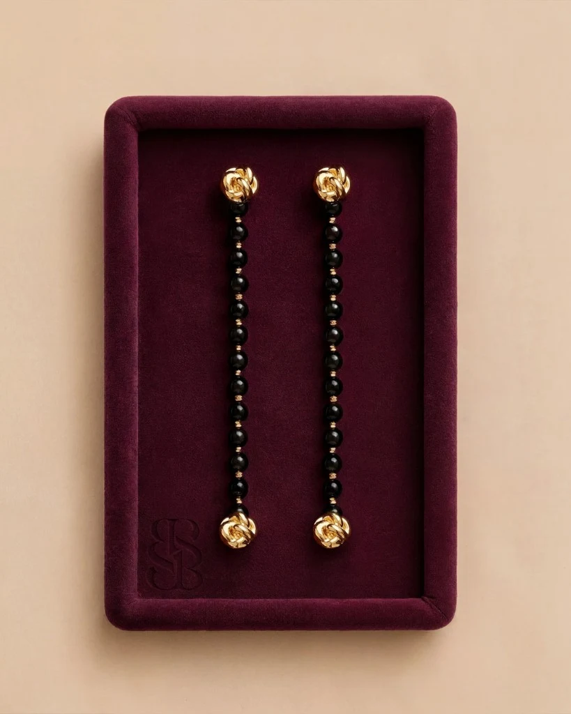 صورة تفصيلية لمجوهرات عقيق signature منسّقة مع Grosvenor Set — للإلهام فقط، غير مرفقة بالطقم. Bint Saeed أبوظبي، الإمارات العربية المتحدة.