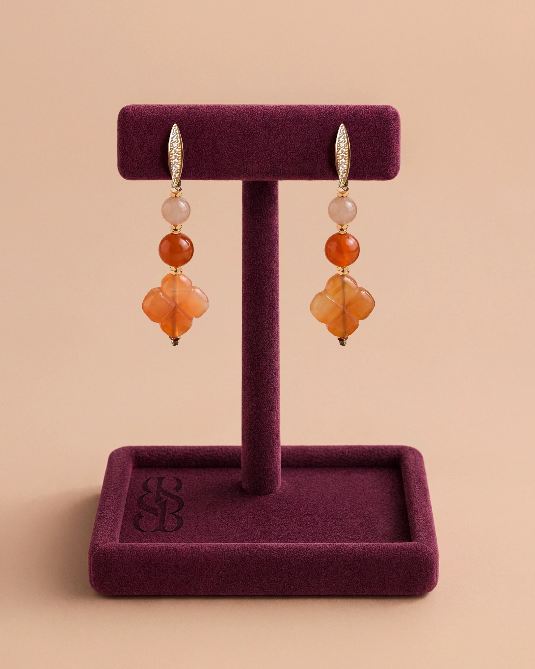 Anting Al Ain Oasis — Jade oranye — jade berwarna oranye dan batu matahari dengan Rosette Al Ain karnelian dan tuas leverback pavé zirconia, anting drop mewah Bint Saeed Abu Dhabi. Bint Saeed Abu Dhabi, Uni Emirat Arab.