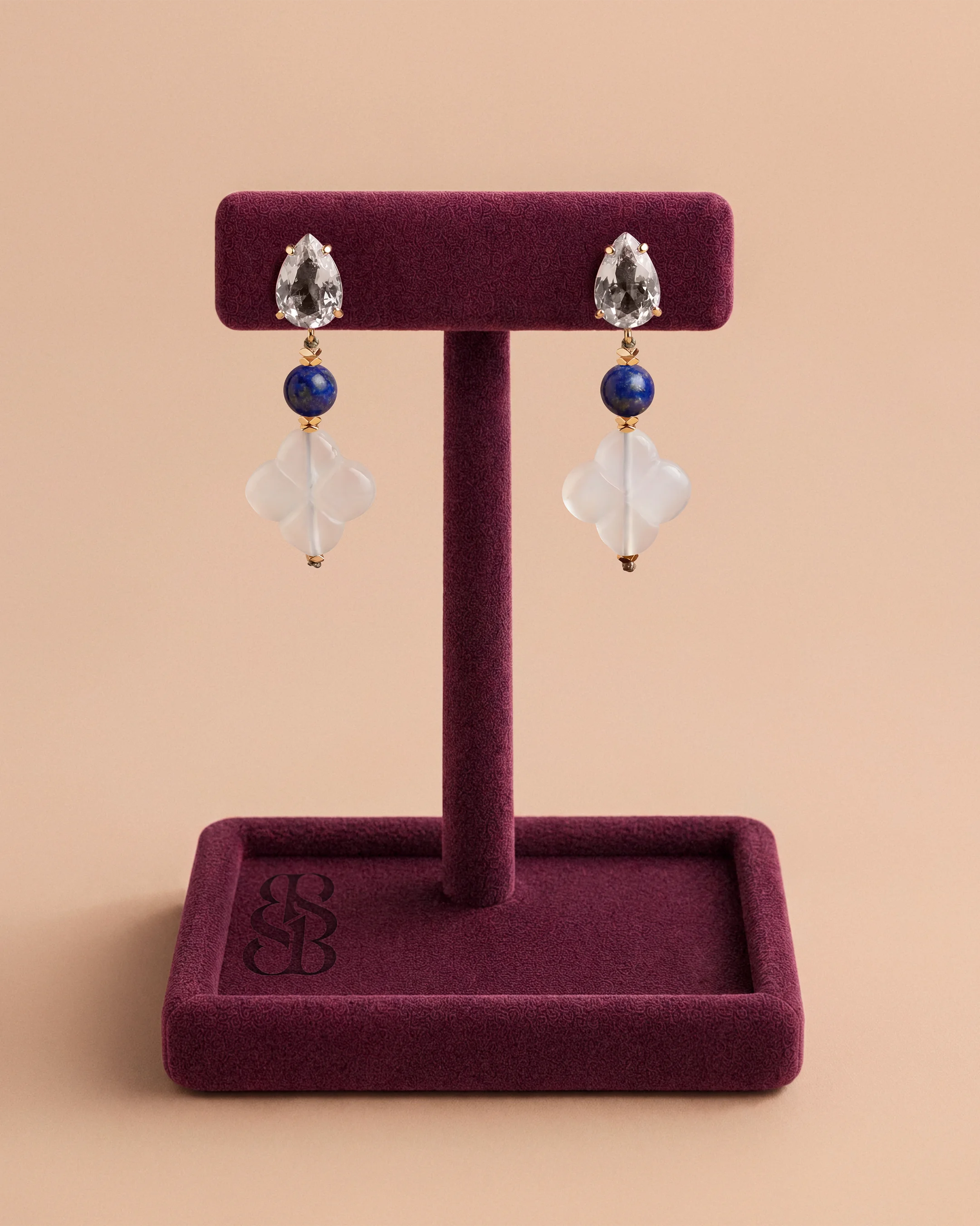 Anting Al Quaa — Lapis lazuli — lapis biru royal dengan inklusi pirit, Rosette Al Ain karnelian dan stud zirconia bening potongan pir, anting drop mewah Bint Saeed Abu Dhabi. Bint Saeed Abu Dhabi, Uni Emirat Arab.