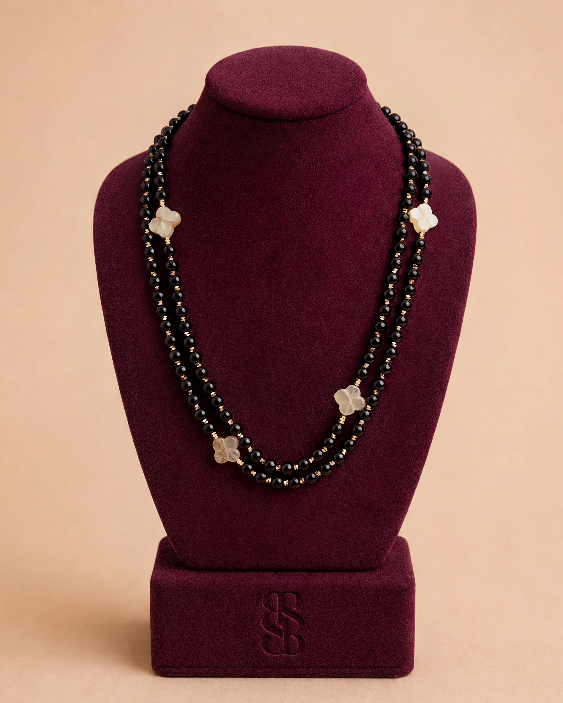 Kalung Al Ain Oasis — Oniks — manik oniks hitam dipoles dengan Rosette Al Ain karnelian dan kait signature, buatan tangan Bint Saeed Abu Dhabi. Bint Saeed Abu Dhabi, Uni Emirat Arab.