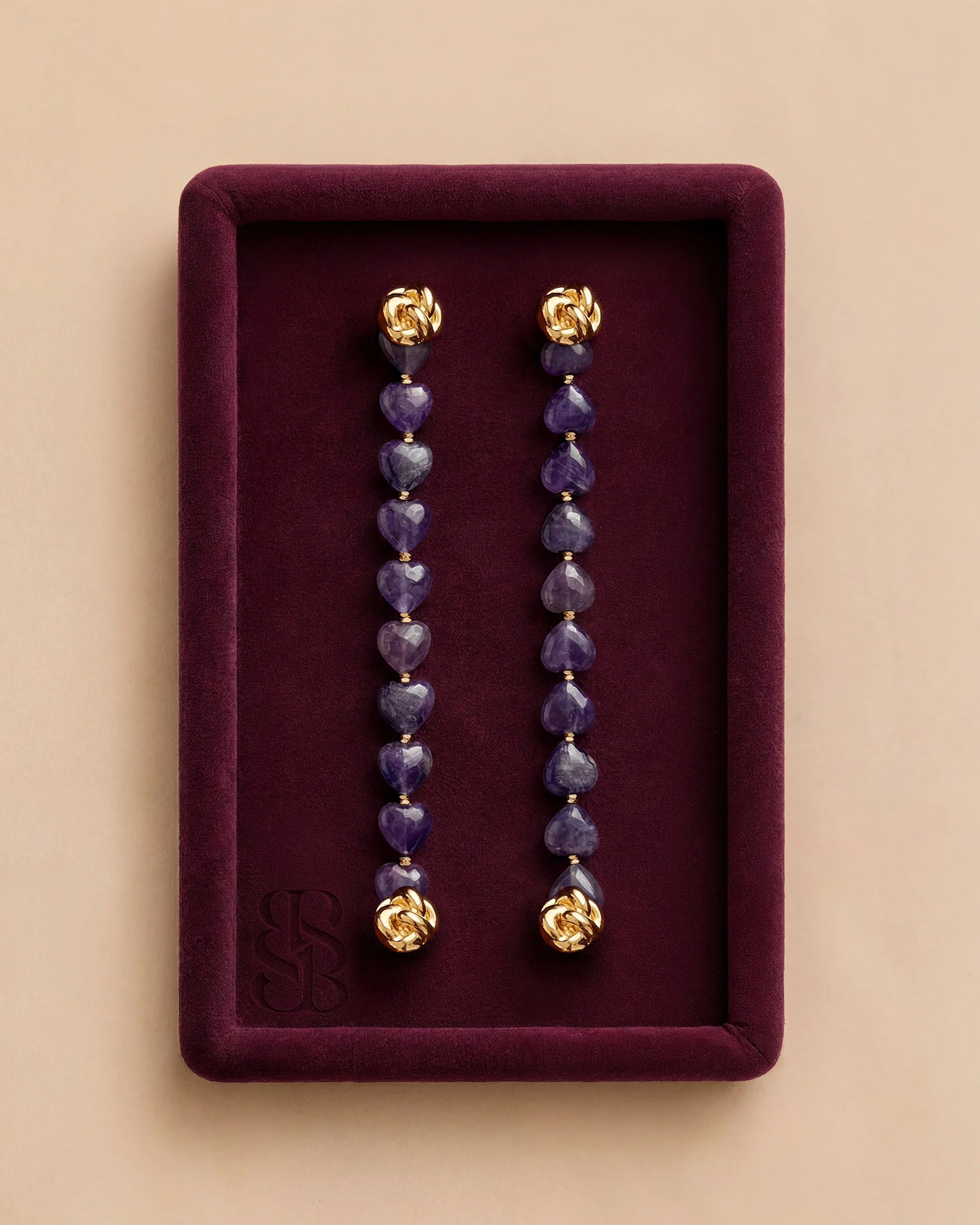 Strand abaya manik batu alami Amethyst — dipadukan dengan Al Ain Oasis Necklace - Lapis Lazuli dan Al Quaa Earrings - Lapis Lazuli untuk Marylebone Abaya. Bint Saeed Abu Dhabi, Uni Emirat Arab.