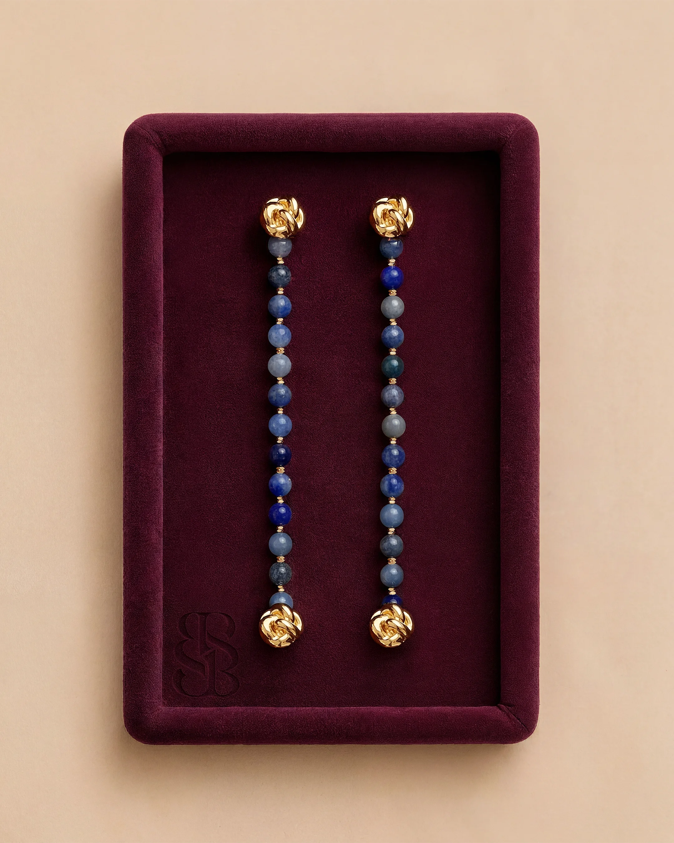 Strand abaya manik batu alami Blue Aventurine — dipadukan dengan Al Ain Oasis Necklace - Lapis Lazuli dan Al Quaa Earrings - Lapis Lazuli untuk Marylebone Abaya. Bint Saeed Abu Dhabi, Uni Emirat Arab.