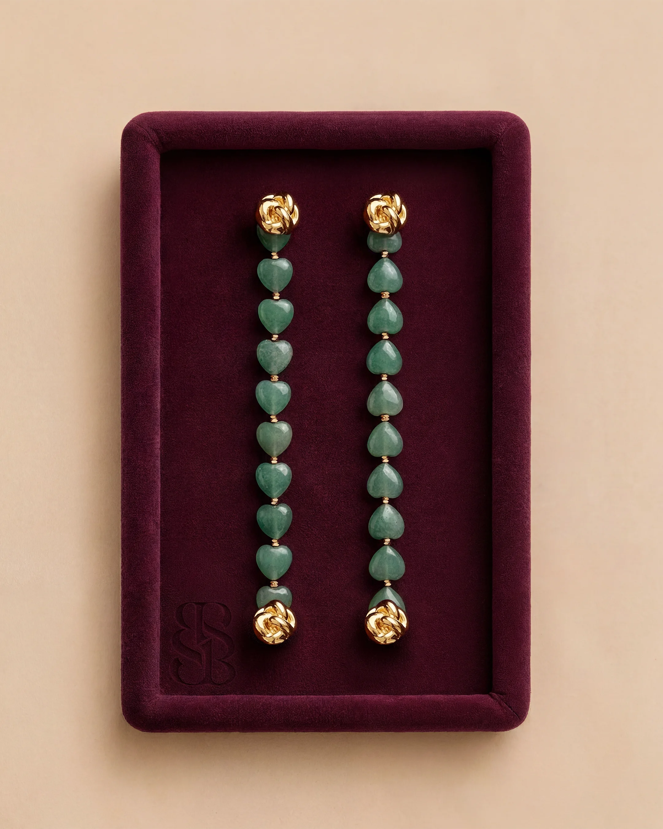 Strand abaya manik batu alami Jade — dipadukan dengan Al Ain Oasis Necklace - Sunstone dan Al Quaa Earrings - Rose Quartz untuk Marylebone Abaya. Bint Saeed Abu Dhabi, Uni Emirat Arab.