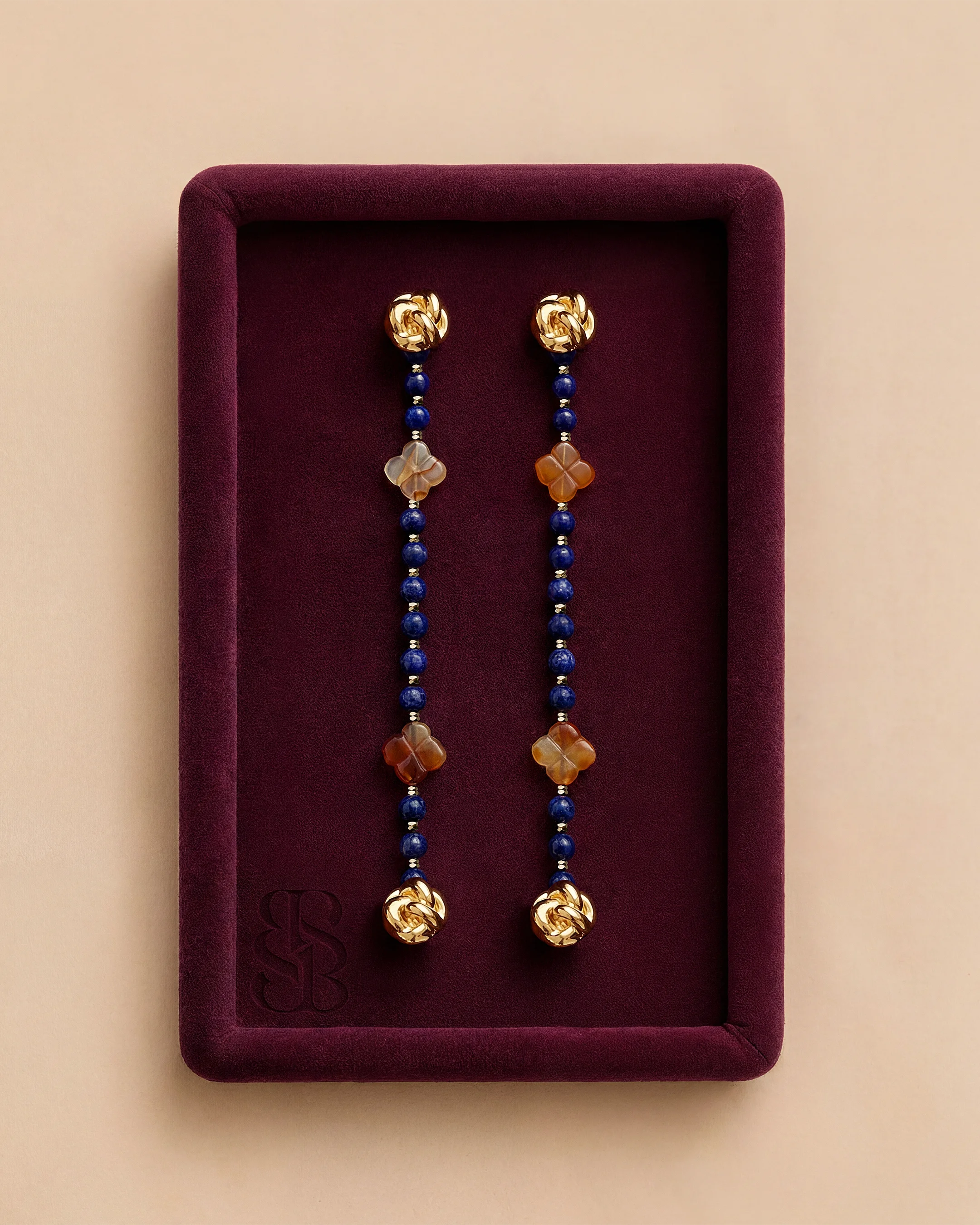 Strand abaya manik batu alami Lapis Lazuli — dipadukan dengan Al Ain Oasis Necklace - Lapis Lazuli dan Al Quaa Earrings - Lapis Lazuli untuk Marylebone Abaya. Bint Saeed Abu Dhabi, Uni Emirat Arab.