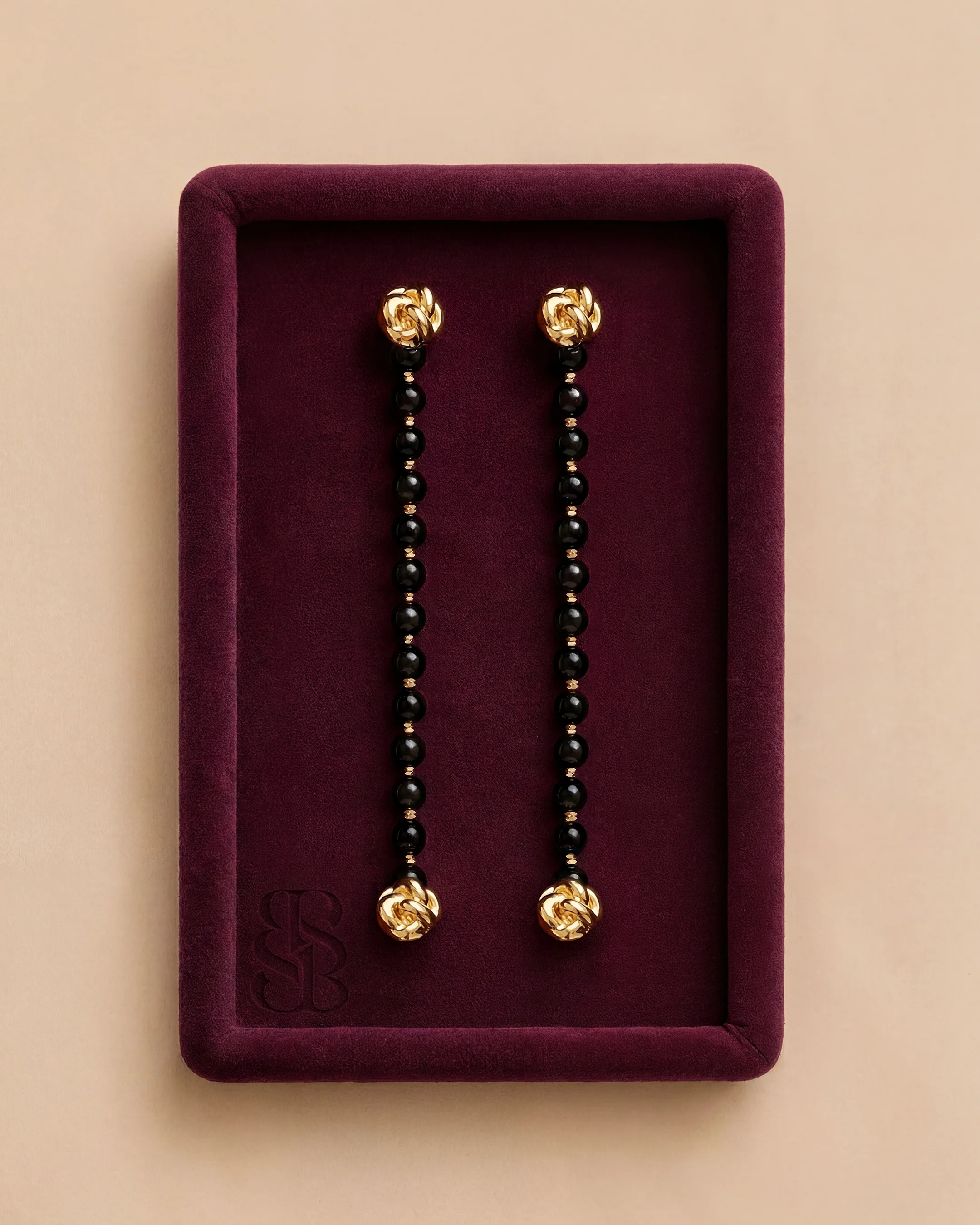 Strand abaya manik batu alami Onyx — dipadukan dengan Al Ain Oasis Necklace - Onyx dan Al Ain Oasis Earrings - Orange Jade untuk Marylebone Abaya. Bint Saeed Abu Dhabi, Uni Emirat Arab.