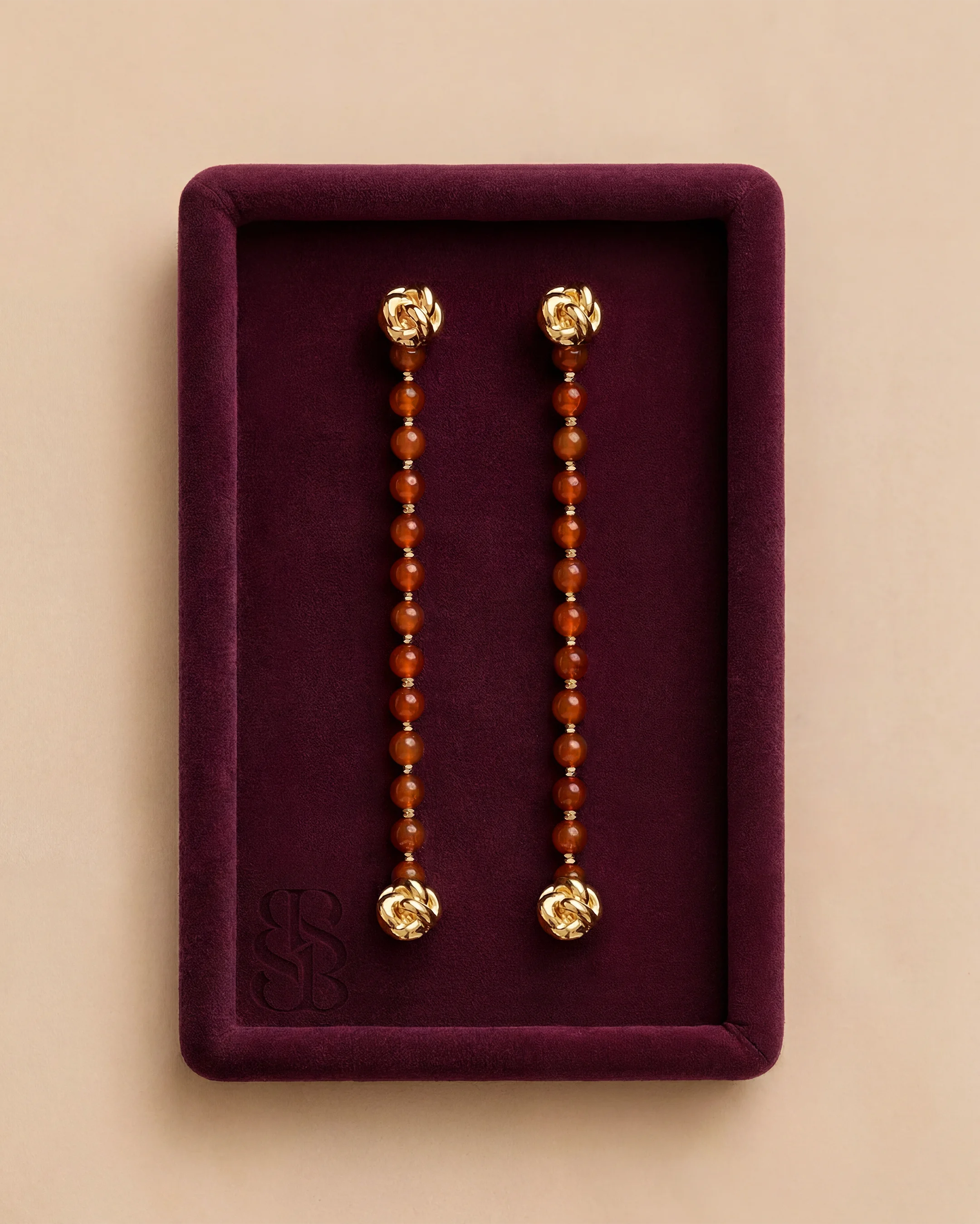 Strand abaya manik batu alami Orange Jade — dipadukan dengan Al Ain Oasis Necklace - Sunstone dan Al Quaa Earrings - Rose Quartz untuk Marylebone Abaya. Bint Saeed Abu Dhabi, Uni Emirat Arab.