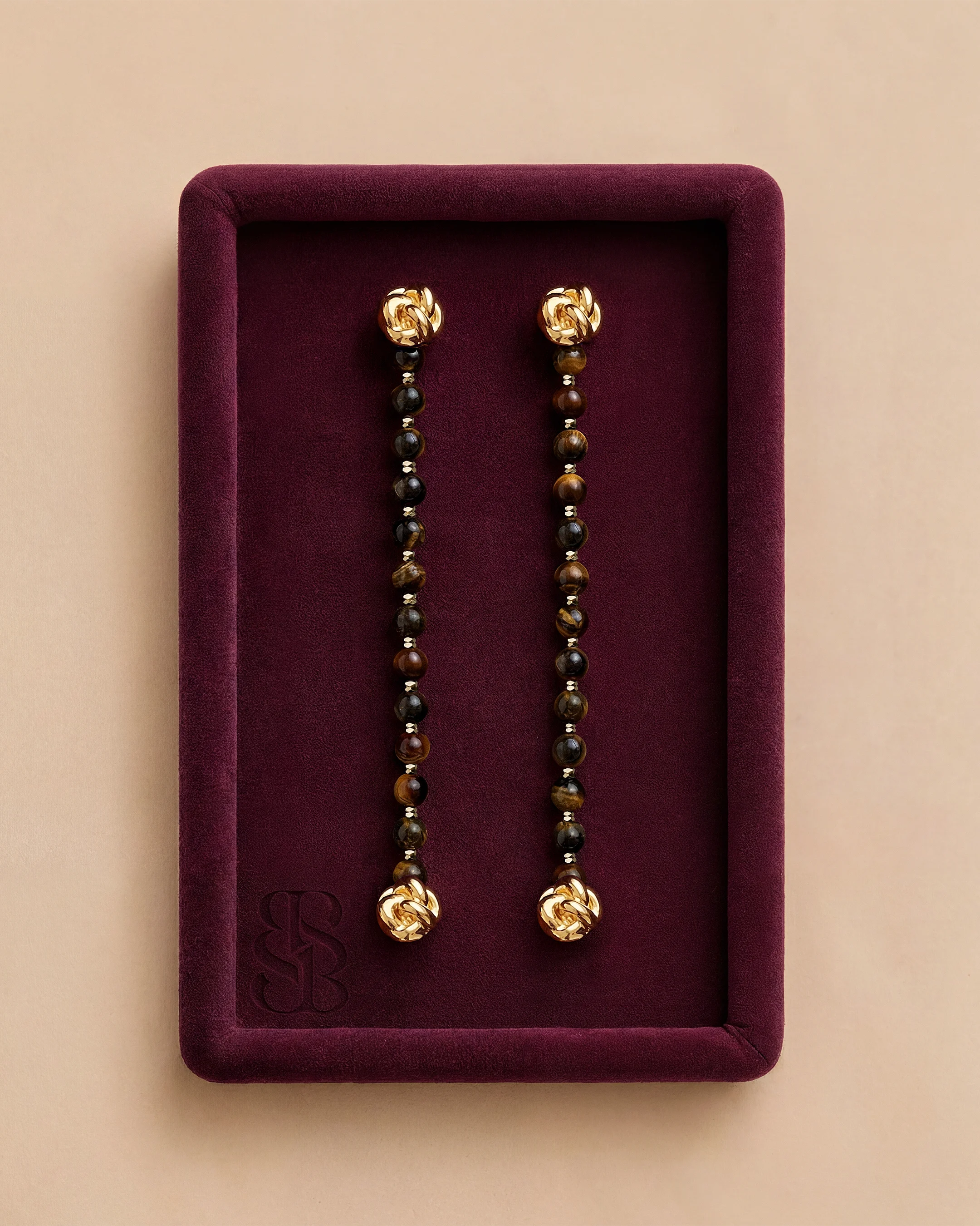 Strand abaya manik batu alami Tiger Eye — dipadukan dengan Al Ain Oasis Necklace - Tiger Eye dan Al Ain Oasis Earrings - Orange Jade untuk Marylebone Abaya. Bint Saeed Abu Dhabi, Uni Emirat Arab.