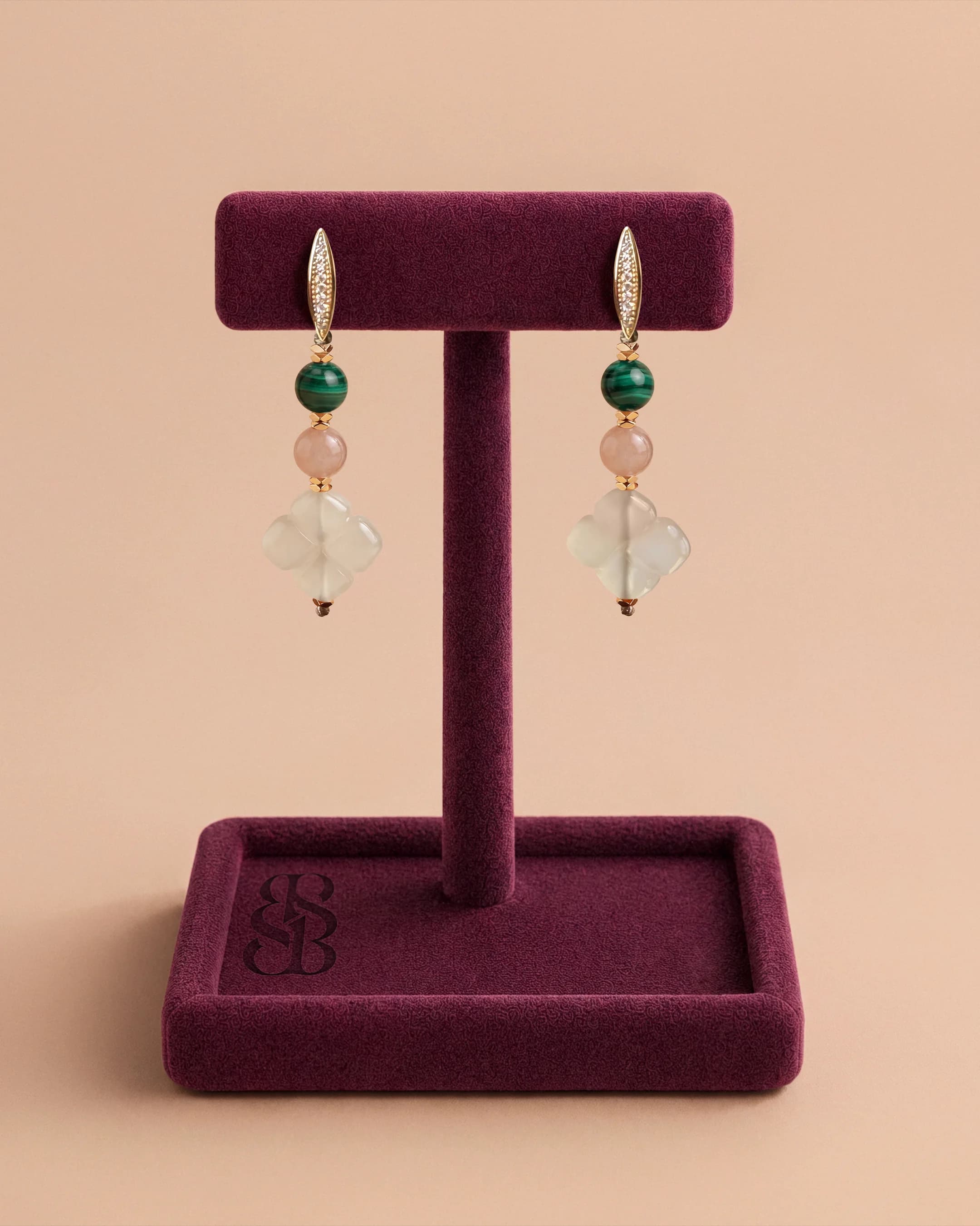 Anting Al Ain Oasis — Malakit — malakit dan batu matahari alami dengan Rosette Al Ain karnelian dan tuas leverback pavé zirconia, anting drop mewah Bint Saeed Abu Dhabi. Bint Saeed Abu Dhabi, Uni Emirat Arab.