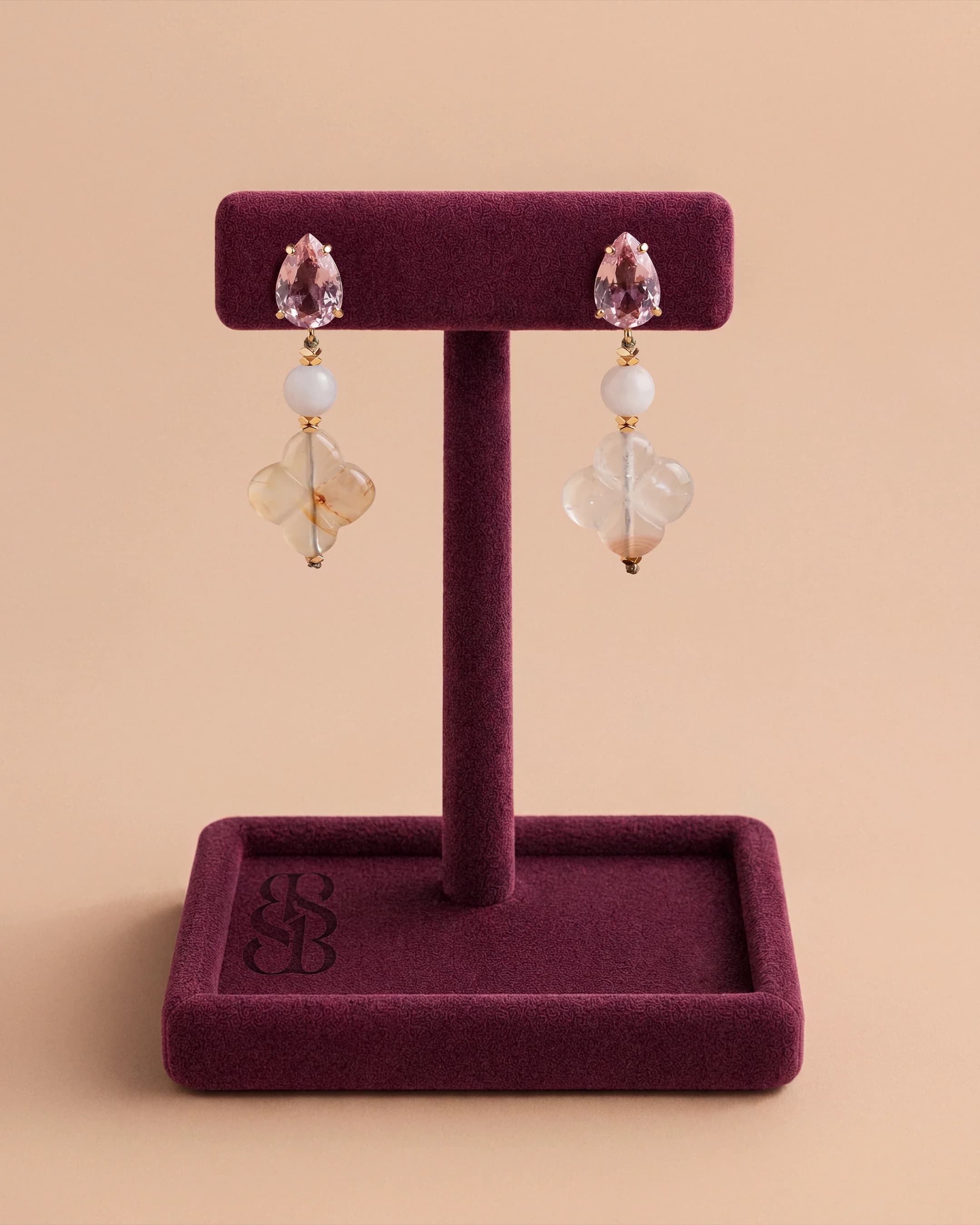 Anting Al Quaa — Kuarsa mawar — kuarsa mawar blush lembut dengan Rosette Al Ain karnelian dan stud zirconia merah muda potongan pir, anting drop mewah Bint Saeed Abu Dhabi. Bint Saeed Abu Dhabi, Uni Emirat Arab.