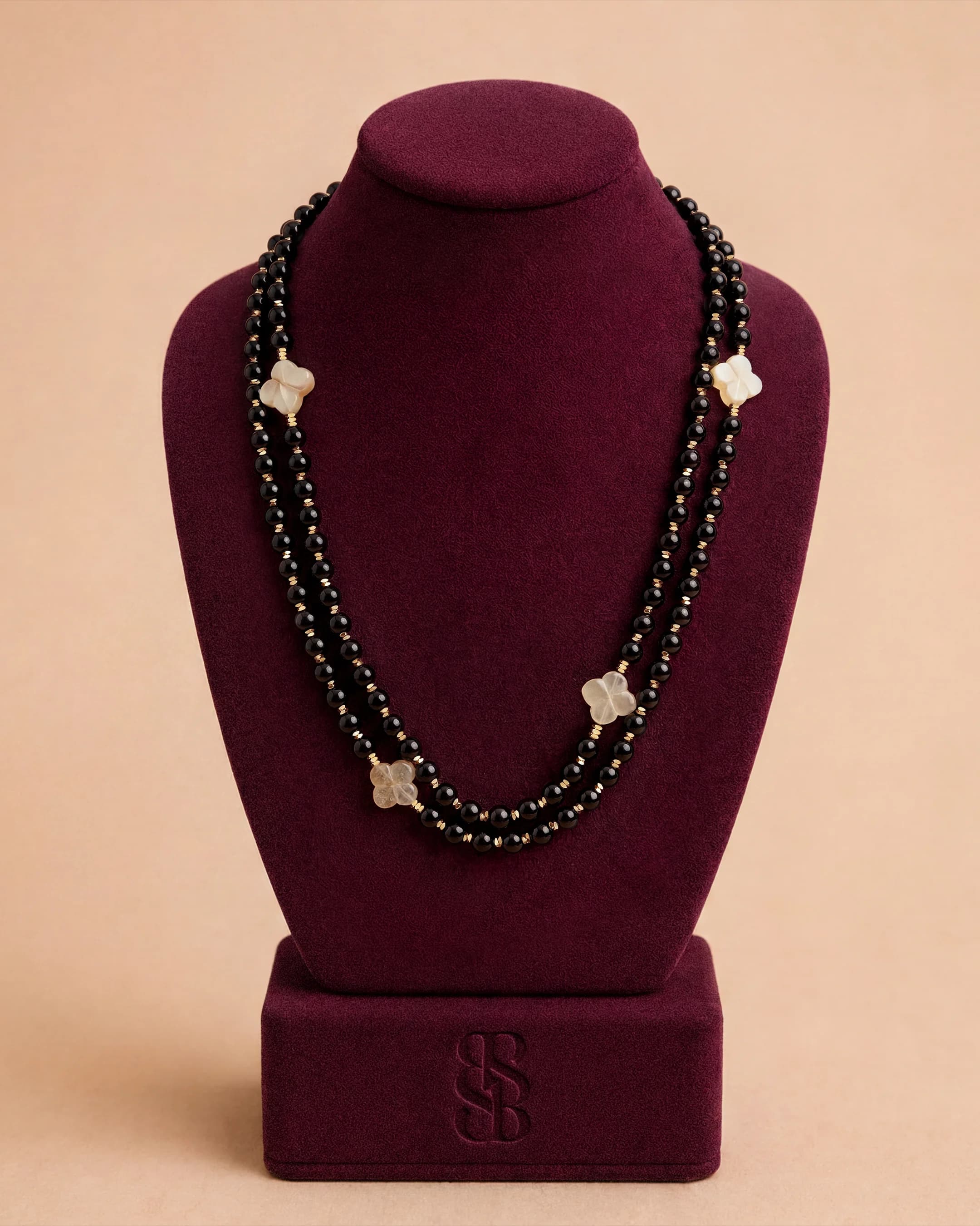 Kalung Al Ain Oasis — Oniks — manik oniks hitam dipoles dengan Rosette Al Ain karnelian dan kait signature, buatan tangan Bint Saeed Abu Dhabi. Bint Saeed Abu Dhabi, Uni Emirat Arab.