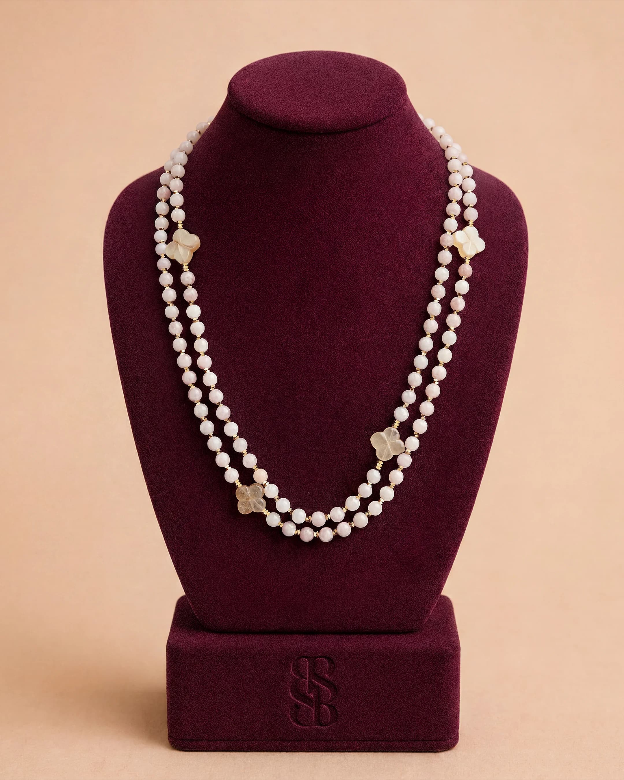Kalung Al Ain Oasis — Kuarsa mawar — manik kuarsa mawar merah muda lembut diikat tangan dengan Rosette Al Ain karnelian dan kait signature, buatan tangan Bint Saeed Abu Dhabi. Bint Saeed Abu Dhabi, Uni Emirat Arab.