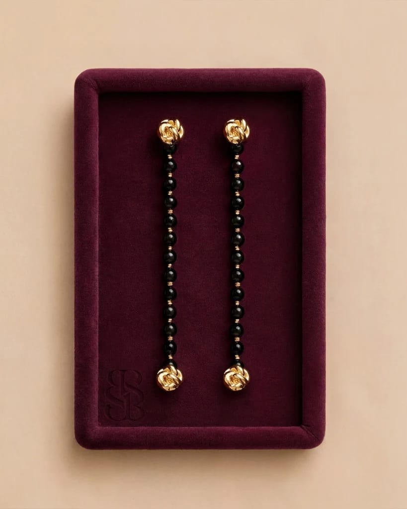 صورة تفصيلية لمجوهرات عقيق signature منسّقة مع Grosvenor Set — للإلهام فقط، غير مرفقة بالطقم. Bint Saeed أبوظبي، الإمارات العربية المتحدة.