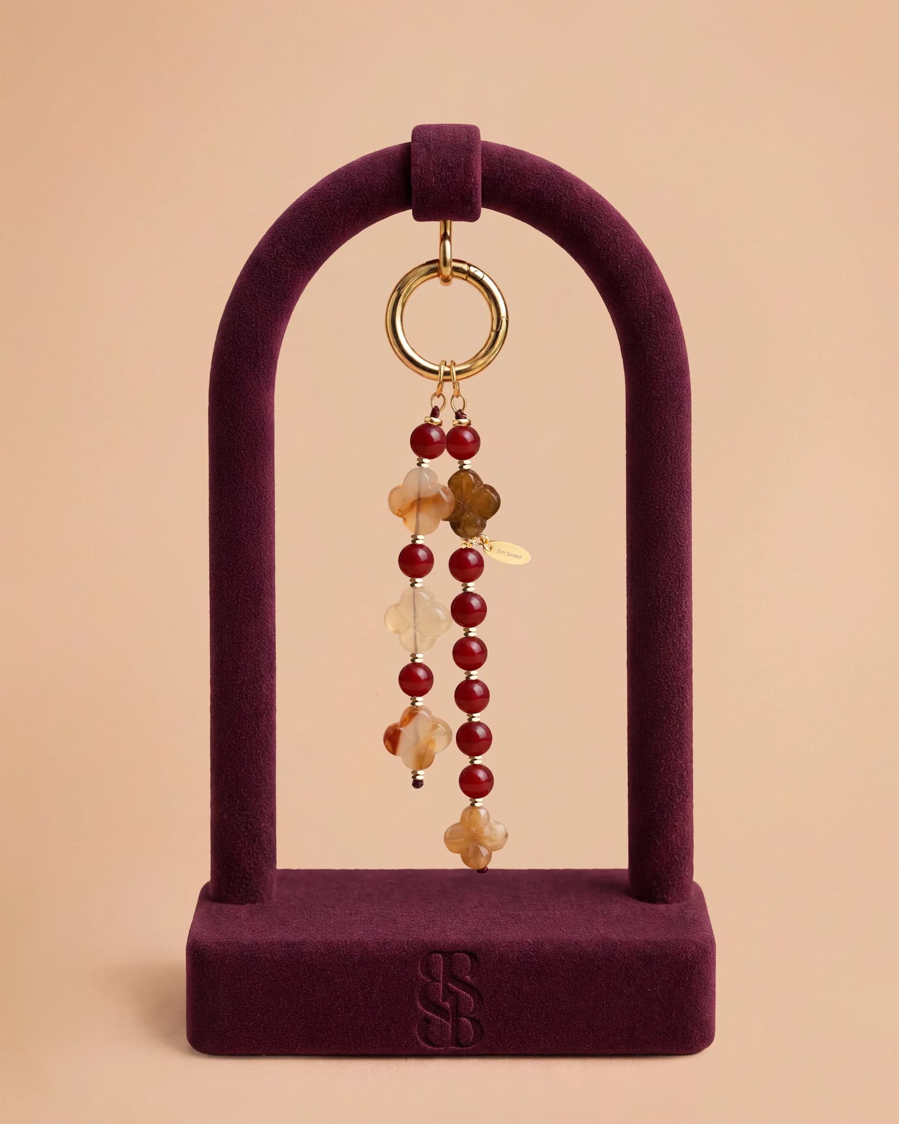 Colgante bolso Al Ain Oasis I jade fucsia — dos hebras en cascada de jade fucsia y Rosetas de Al Ain talladas, accesorio bolso lujo piedra natural Bint Saeed Abu Dabi. Bint Saeed Abu Dabi, Emiratos Árabes Unidos.