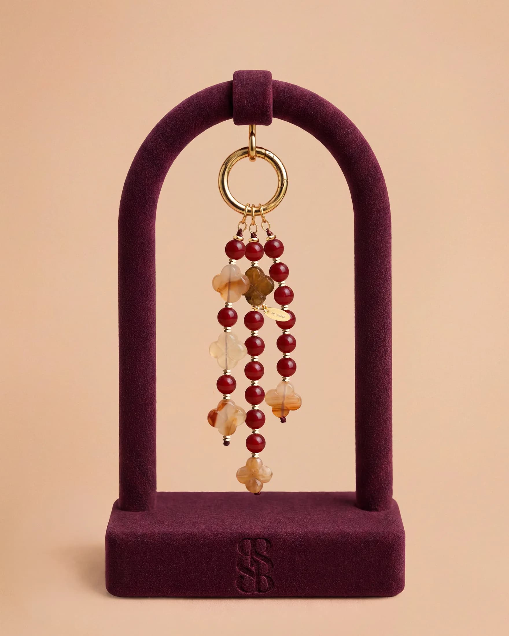 Colgante bolso Al Ain Oasis II jade fucsia — tres hebras en cascada de jade fucsia y Rosetas de Al Ain talladas, accesorio bolso lujo piedra natural Bint Saeed Abu Dabi. Bint Saeed Abu Dabi, Emiratos Árabes Unidos.