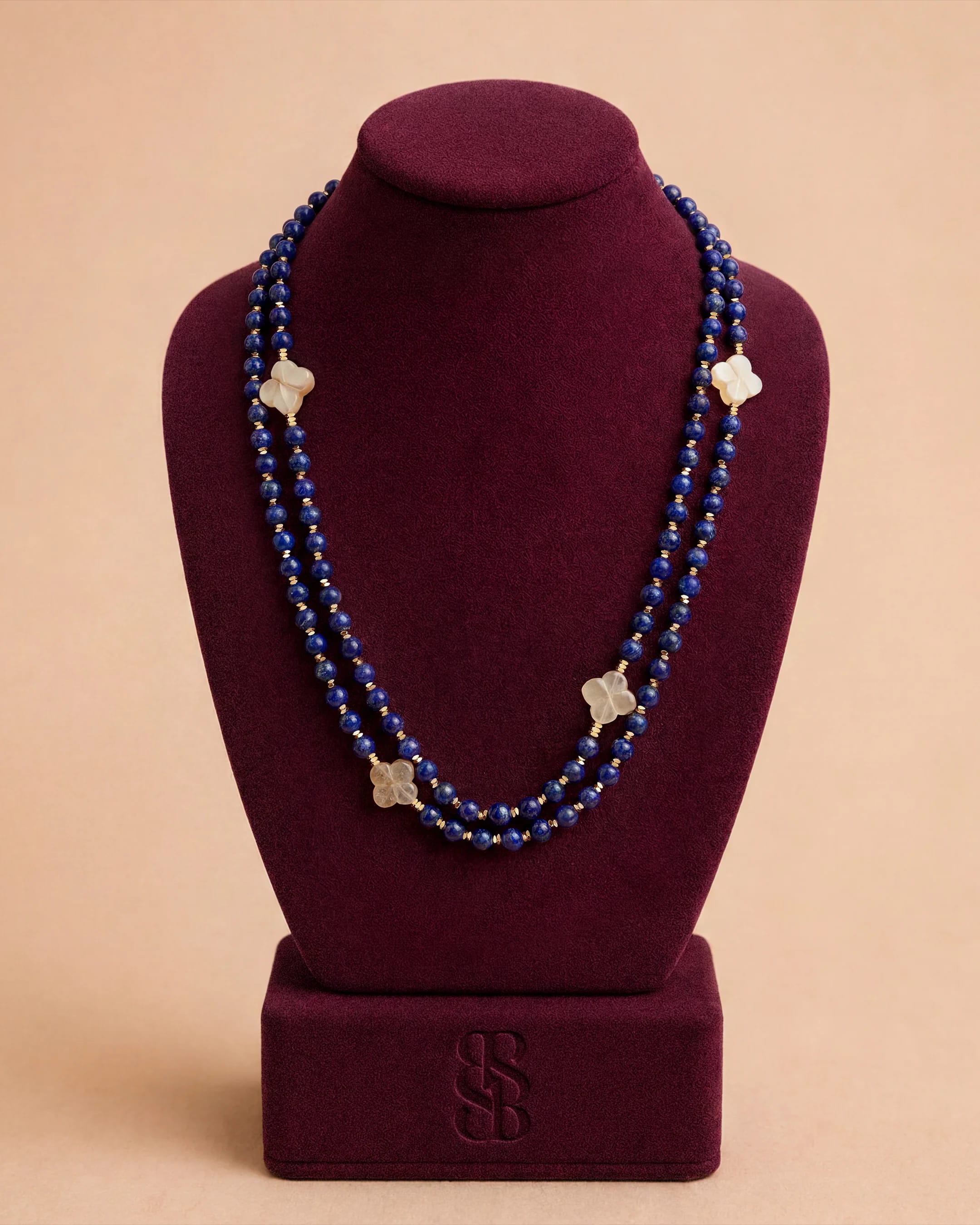 Collana Al Ain Oasis — Lapislazzuli di Bint Saeed: perle di lapislazzuli naturali ricche, Rosetta di Al Ain in corniola e chiusura signature placcata oro 18k — collana pietra blu di lusso, artigianale ad Abu Dhabi, Emirati Arabi Uniti. Spedizione mondiale. Bint Saeed Abu Dhabi, Emirati Arabi Uniti.