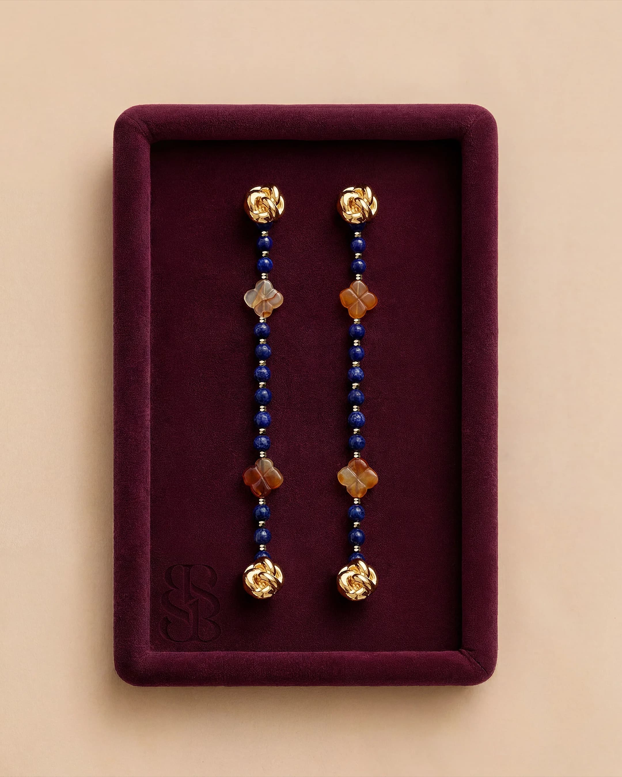 Hilo abaya de cuentas de piedra natural Lapis Lazuli — combina con Al Ain Oasis Necklace - Lapis Lazuli y Al Quaa Earrings - Lapis Lazuli para Marylebone Abaya. Bint Saeed Abu Dabi, Emiratos Árabes Unidos.