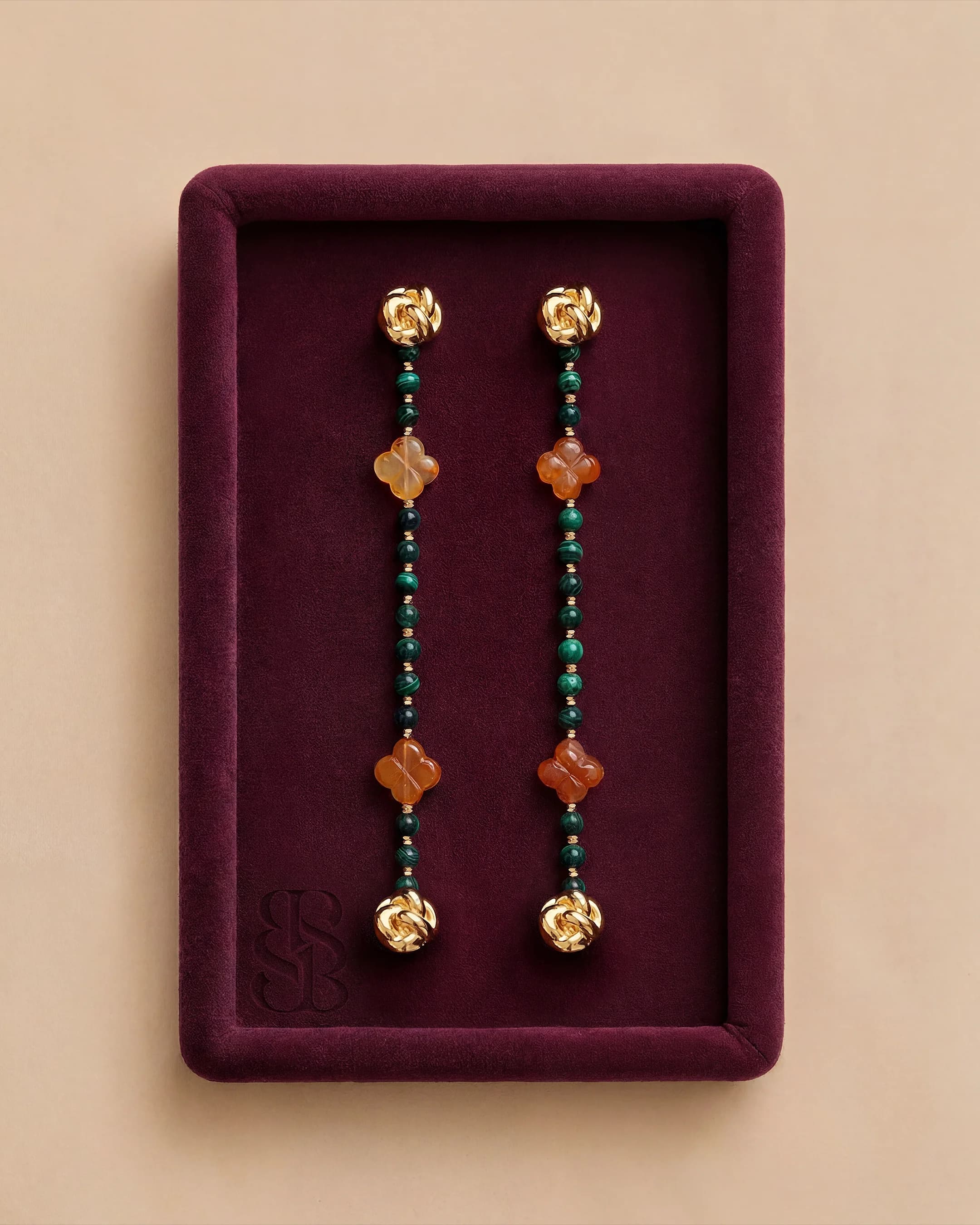 Hilo abaya de cuentas de piedra natural Malachite — combina con Al Ain Oasis Necklace - Malachite y Al Ain Oasis Earrings - Malachite para Marylebone Abaya. Bint Saeed Abu Dabi, Emiratos Árabes Unidos.