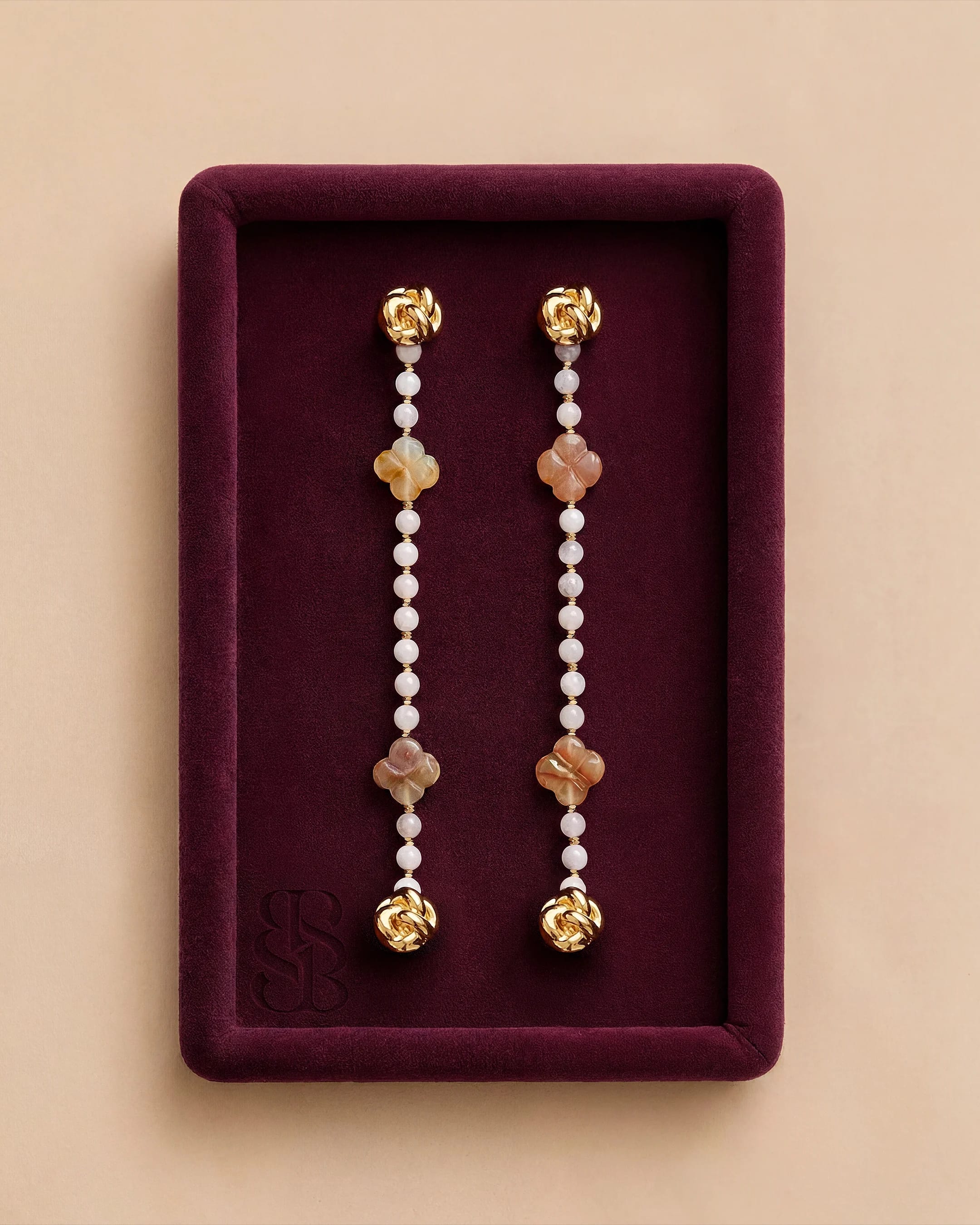 Filo abaya in perle di pietra naturale Rose Quartz con clip placcato oro 18K — intercambiabile per Marylebone Abaya Bint Saeed, si abbina a Al Ain Oasis Necklace - Rose Quartz. Bint Saeed Abu Dhabi, Emirati Arabi Uniti.