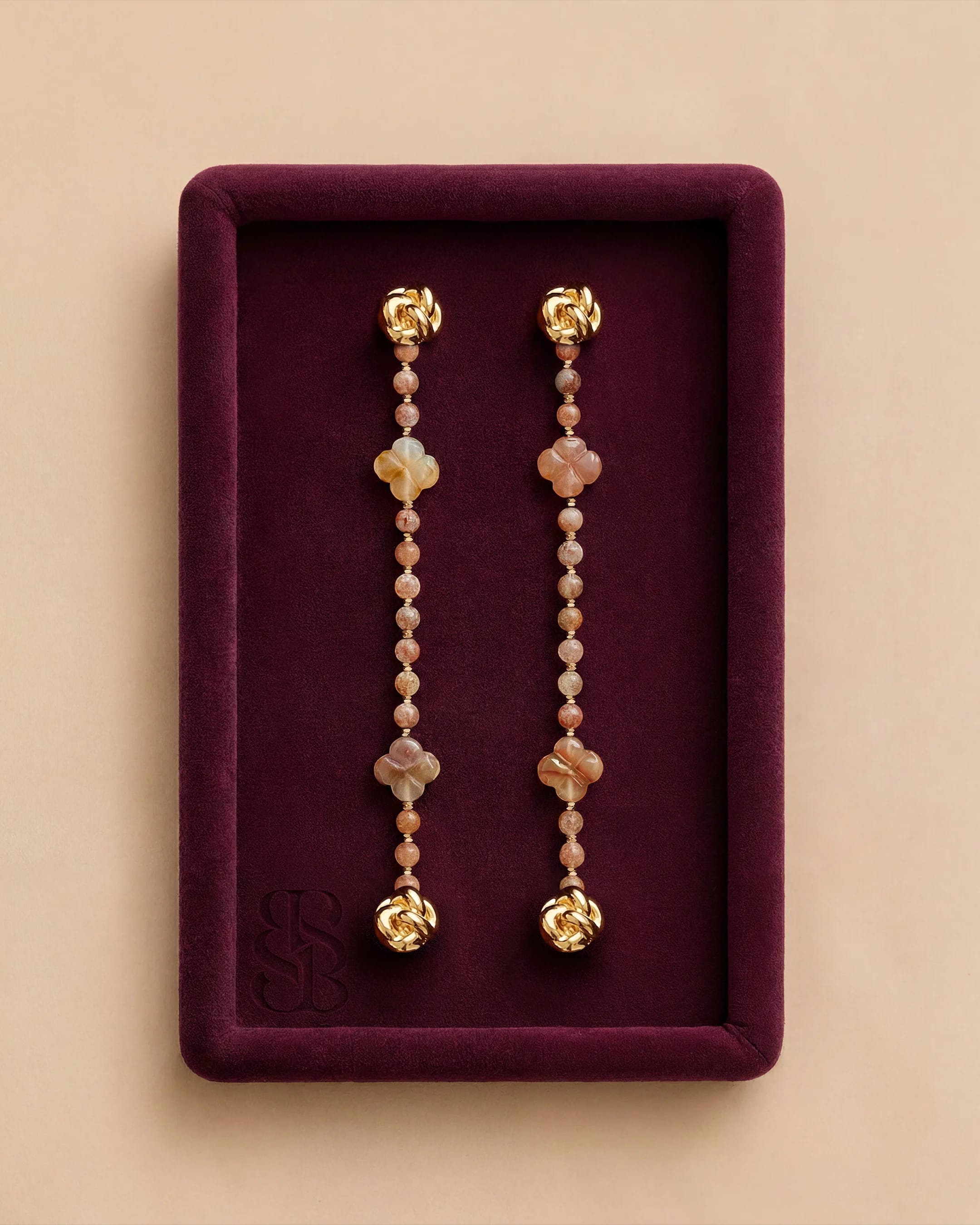 Abaya-Strang aus Natursteinperlen Sunstone mit 18K vergoldetem Clip — austauschbar für Bint Saeed Marylebone Abaya, passt zu Al Ain Oasis Necklace - Sunstone. Bint Saeed Abu Dhabi, Vereinigte Arabische Emirate.